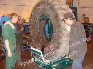 Установка колеса на вулканизатор для ремонта шин