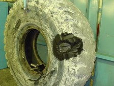 Повреждение на крупногабаритной шине, подготовленное для ремонта
