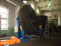 Установка крупногабаритной шины на участке по ремонту локальных повреждений методом горячей вулканизации пластыря