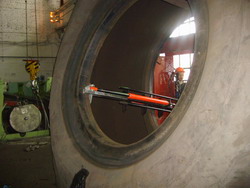 Расширенние бортов шины специальным борторасширителем при ремонте КГШ