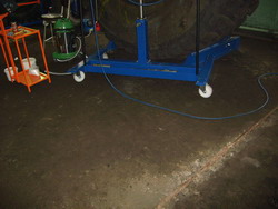 Высокопрочные полиуретановые колеса вулканизатора позволяют перемещать его по цеху при ремонте OTR шин