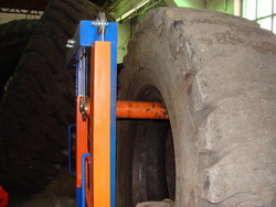 Шина размером 24.00-35 установленная на стойку-шинодержатель г/п 1500 кг для ремонта